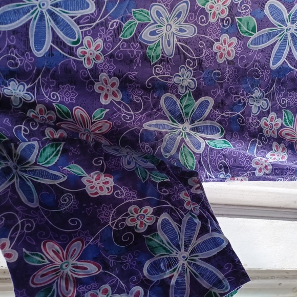 Medical Scrub Purple w/ Multi Colors 💜 and Floral Design XL - Picture 4 of 5